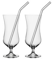 Zwei elegante Cocktailgläser mit Trinkhalm, seitliche Perspektive