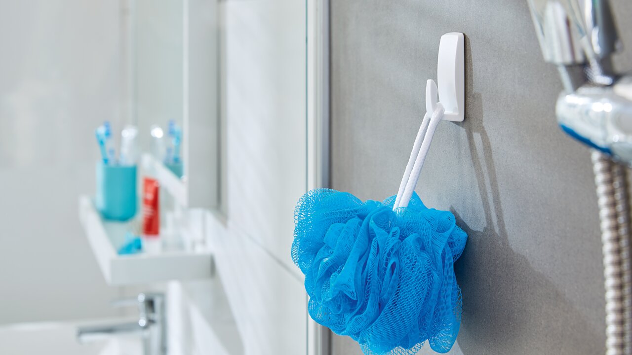 Tesa Powerstrips 2-tlg. WATERPROOF Badezimmerhaken mit blauem Duschschwamm, seitliche Perspektive