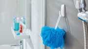 Badezimmerhaken mit blauem Duschschwamm, seitliche Perspektive
