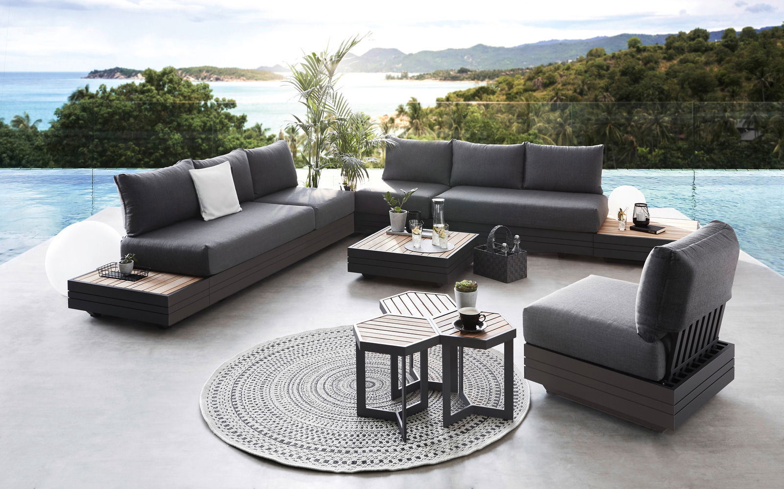 Seitliche Perspektive auf ein modernes, rechteckiges Tischbein in dunkler Farbe.