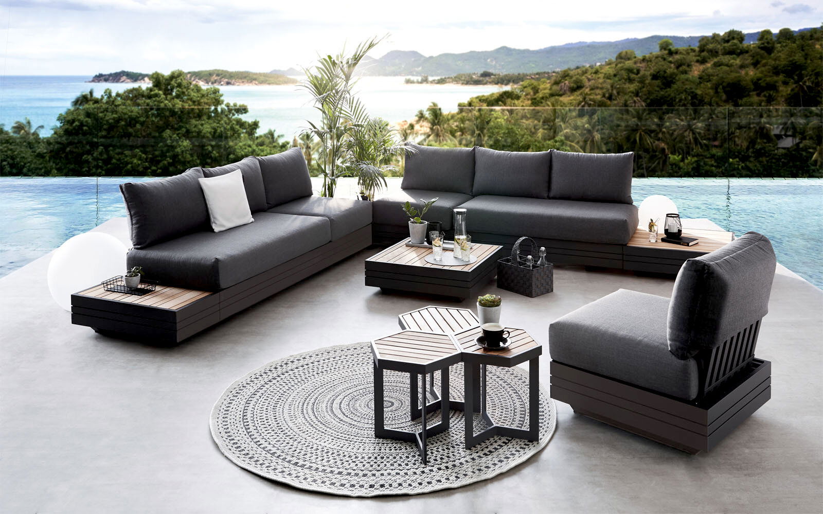 Zebra Loungesessel CUBO Seitliche Perspektive auf ein modernes, rechteckiges Tischbein in dunkler Farbe.