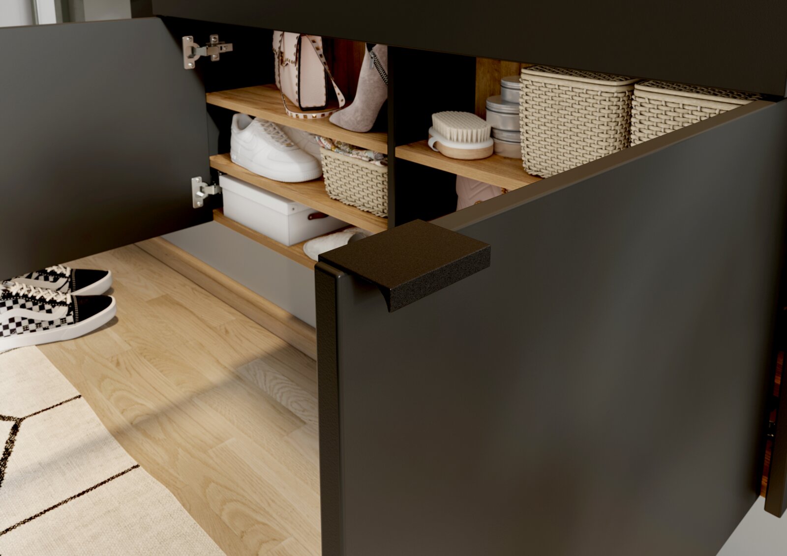 Moderner, dunkelgrauer Schuhschrank mit geöffneten Türen, Holzablagen und viel Stauraum für Schuhe, Taschen und Körbe, aus frontaler Nahperspektive leicht von oben gezeigt