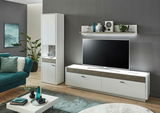 Modernes Wohnzimmer mit Wandboard in Holzoptik, dekoriert mit Vasen und Uhr, im Hintergrund ein Fernseher auf einem weißen TV-Schrank. Perspektive: Frontalansicht.