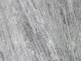 Nahaufnahme eines Uni-Teppichs in Grautönen mit weicher, flauschiger Textur.