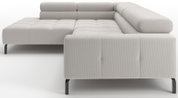 Lichtbeige L-vormige hoekbank met chaise longue links en armleuning rechts, gestoffeerd in geribde stof met zwarte metalen poten, getoond in schuin vooraanzicht