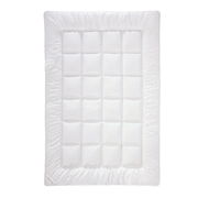 Weiße Faserdecke UNO ANTIGUA von oben betrachtet, mit quadratischer Steppung und breitem Rand.