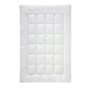 Weiße Faserdecke UNO ANTIGUA von oben betrachtet, mit quadratischer Steppung und breitem Rand.