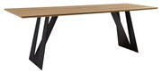 Moderne eettafel met een rechthoekig, lichtgekleurd houten blad en zwarte, V-vormige metalen poten, vrijstaand op een witte achtergrond, in een schuin zijaanzicht vanaf de voorkant.