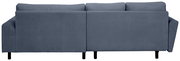 Rückansicht eines modernen 3-Sitzer-Sofas in blau-grauem Stoffbezug mit drei Rückenpolstern, geraden Armlehnen und schwarzen Füßen, freigestellt auf weißem Hintergrund