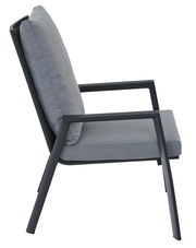 Seitenansicht eines grauen Comfort Plus Stapelsessels mit schwarzem Metallrahmen und gepolstertem Sitz und Rückenlehne.