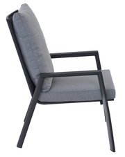 Zijaanzicht van een grijze Comfort Plus-stapelstoel met een zwart metalen frame en een gestoffeerde zitting en rugleuning.
