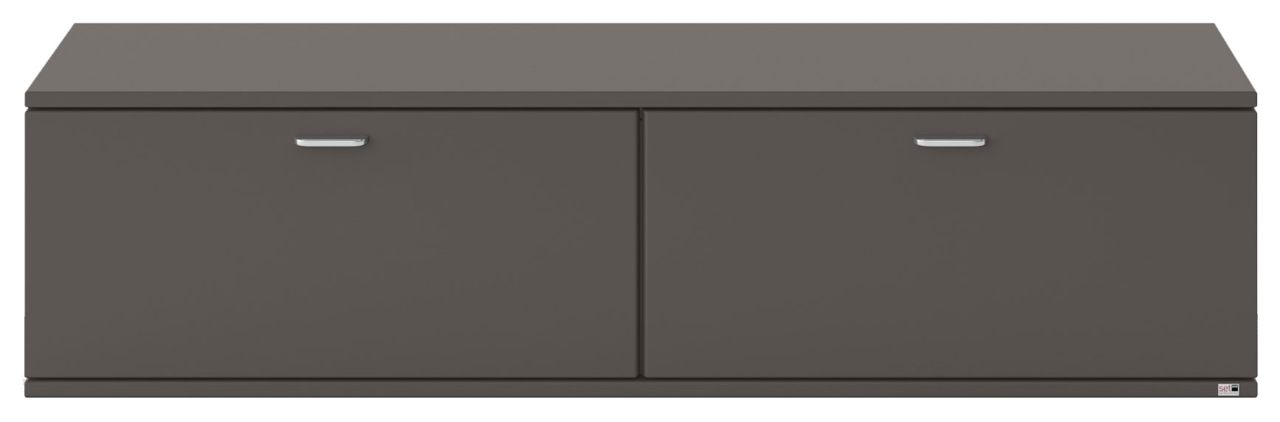 Frontansicht eines grauen TV-Lowboards mit zwei Türen und silbernen Griffen.