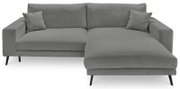 Graues L-förmiges Ecksofa mit rechter Ottomane/Longchair, zwei Rückenkissen und zwei Zierkissen auf schwarzen Füßen, frontal aus der Vorderansicht fotografiert.