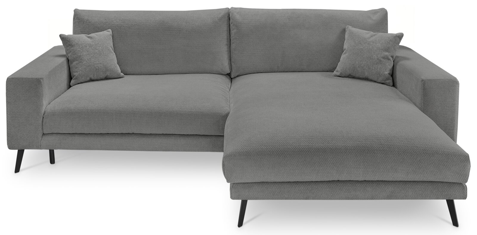 Graues L-förmiges Ecksofa mit rechter Ottomane/Longchair, zwei Rückenkissen und zwei Zierkissen auf schwarzen Füßen, frontal aus der Vorderansicht fotografiert.