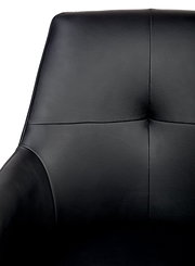 Nahaufnahme eines schwarzen Armlehnstuhls aus Leder, Vorderansicht