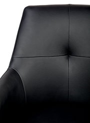 Close-up van een zwarte leren fauteuil, vooraanzicht