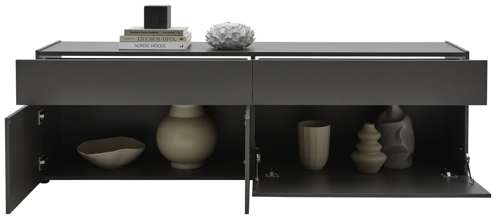 Modernes TV-Lowboard in dunklem Grau mit geöffneten Türen, dekoriert mit Vasen und Büchern, Frontalansicht.