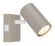 Moderner Strahler in seitlicher Perspektive mit rechteckiger Wandhalterung und zylindrischem Lampenschirm.