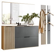 Moderne garderobeset met houten en metalen elementen, bestaande uit een grote spiegel, een ladekast en een wandgarderobe met haken en kleerhangers. Perspectief: vooraanzicht.