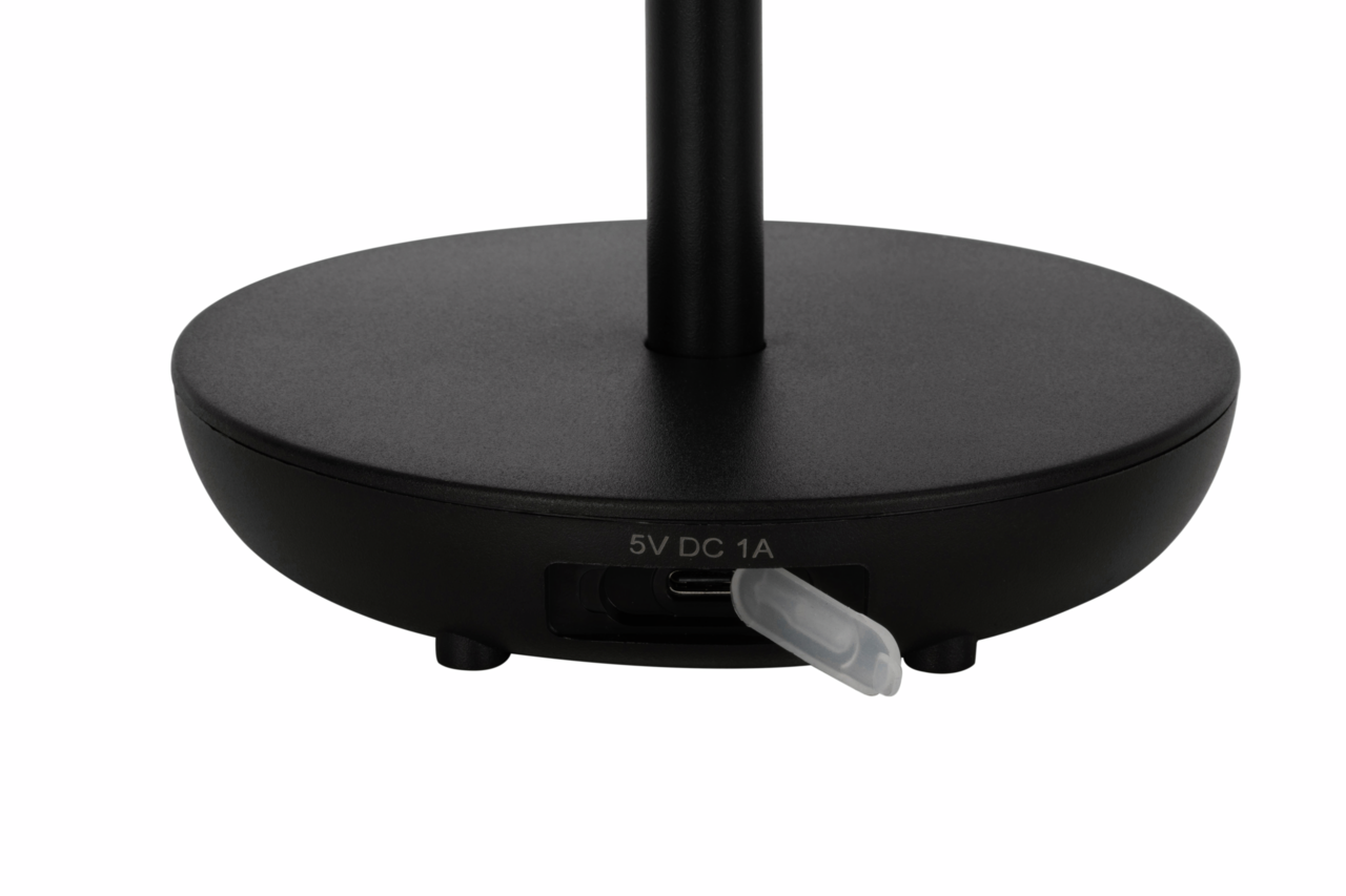 Nahaufnahme der Basis einer schwarzen Solarleuchte mit USB-Anschluss, seitliche Perspektive