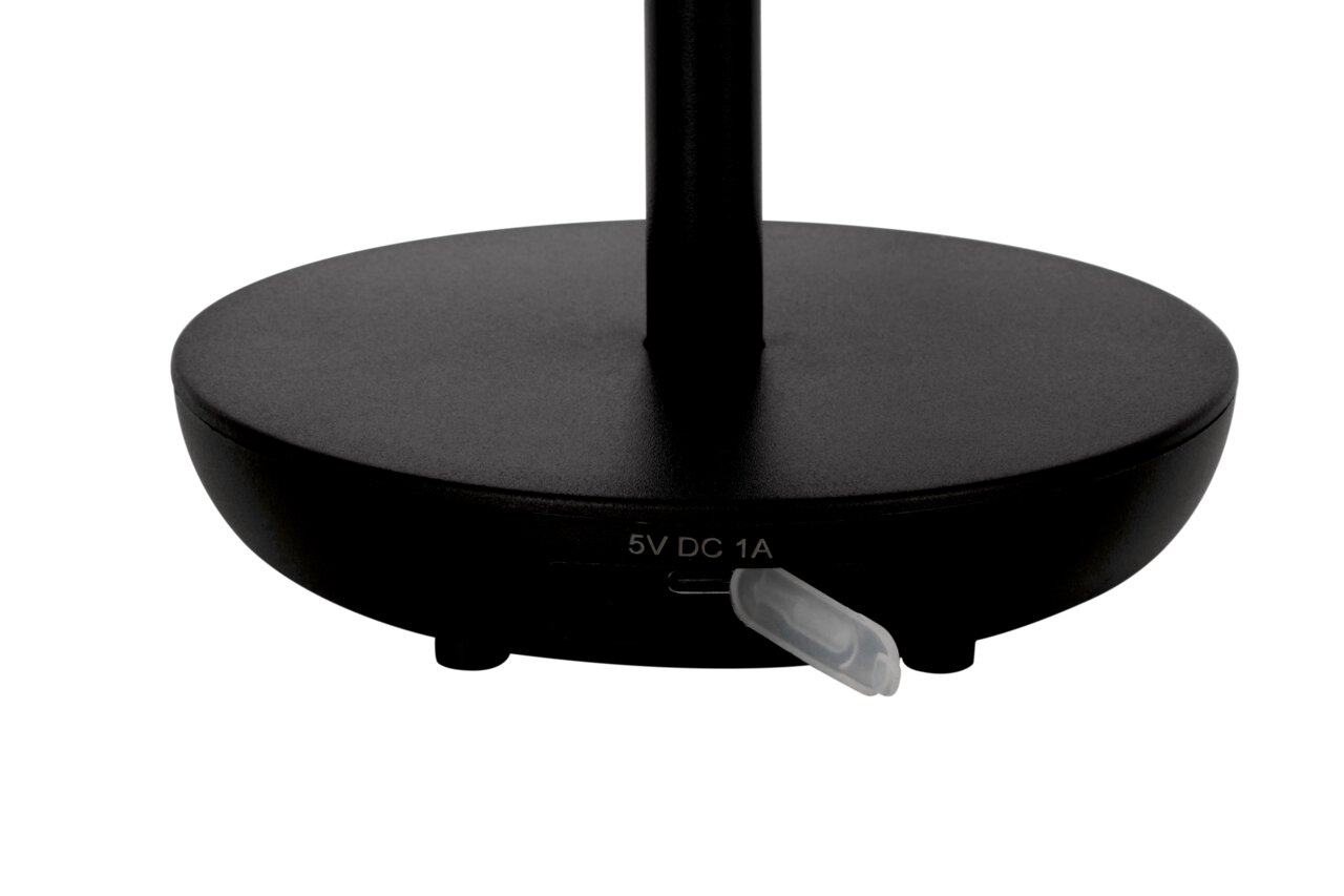 Nahaufnahme der Basis einer schwarzen Solarleuchte mit USB-Anschluss, seitliche Perspektive