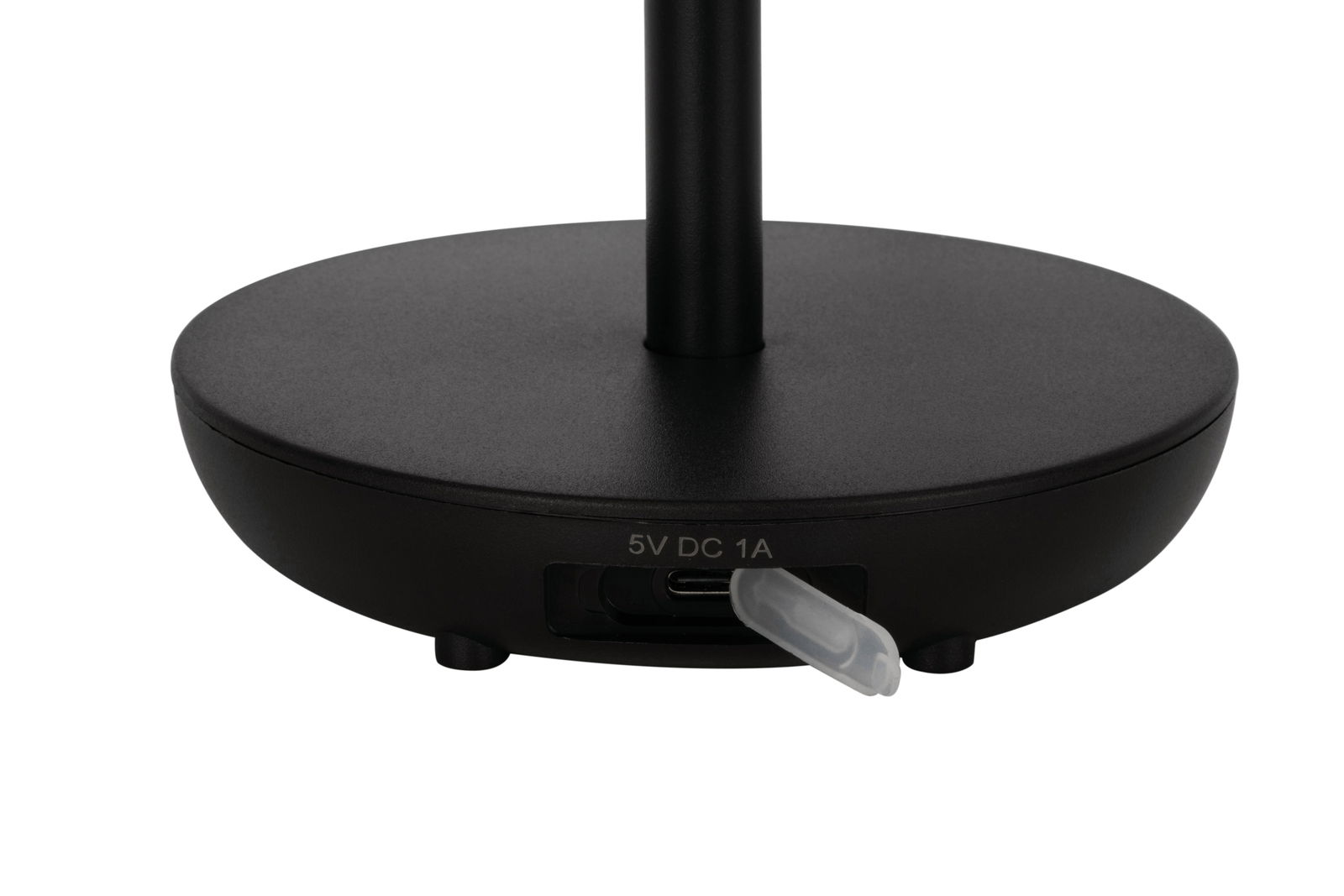 Nahaufnahme der Basis einer schwarzen Solarleuchte mit USB-Anschluss, seitliche Perspektive