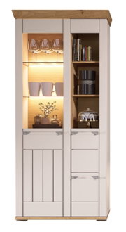 Frontansicht einer modernen Kombi-Vitrine mit Holz- und Glaselementen, beleuchtetem Innenraum, dekoriert mit Gläsern, Tassen und Büchern.