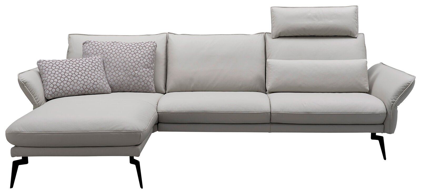 Moderne Longchairkombination in hellem Grau mit Funktionskopfstütze, zwei gemusterten Kissen und schwarzem Metallgestell, Frontalansicht.