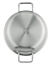 Onderkant van een roestvrijstalen Spring Brigade Ultimate koekenpan (Ø 24 cm) met twee handgrepen, bovenaanzicht op witte achtergrond