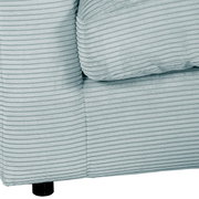 Nahaufnahme einer hellblauen, gerippten Stoffoberfläche eines Sofas mit schwarzem Bein, Perspektive von der Seite.
