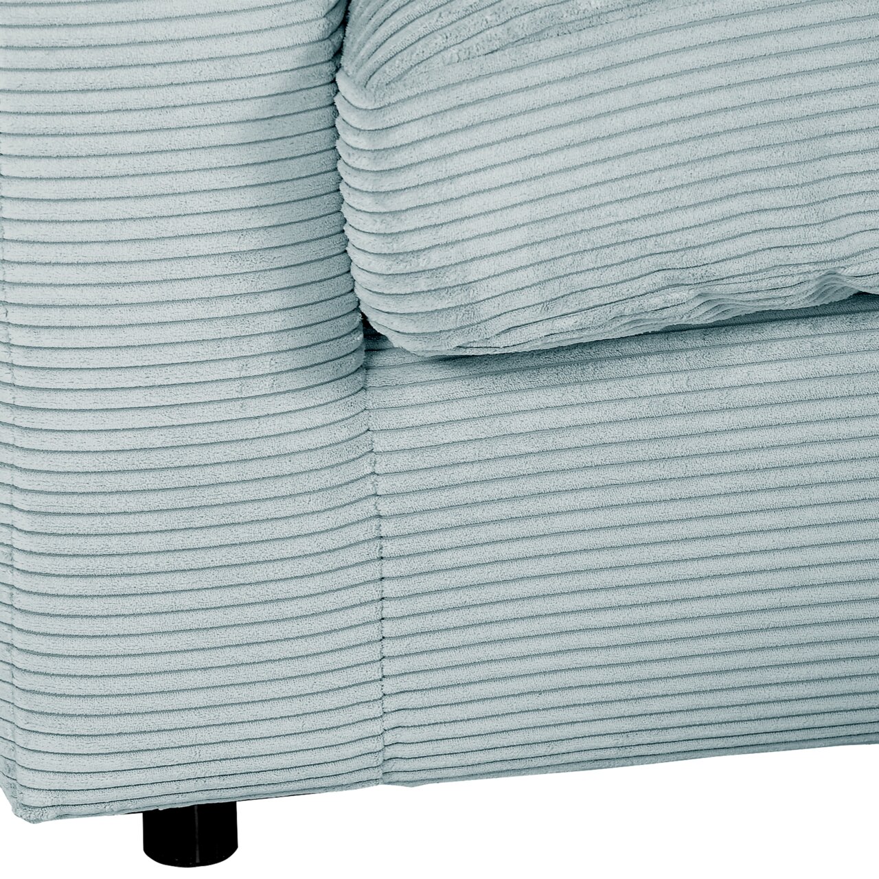 Nahaufnahme einer hellblauen, gerippten Stoffoberfläche eines Sofas mit schwarzem Bein, Perspektive von der Seite.