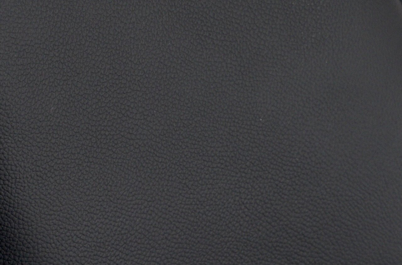 Nahaufnahme der schwarzen Lederstruktur eines Barhockersitzes