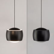 Moderne schwarze Pendelleuchte aus seitlicher Perspektive, mit elegantem, rundem Design und sanftem Lichtaustritt.