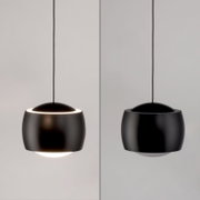 Moderne zwarte hanglamp gezien vanaf de zijkant, met een elegant, rond ontwerp en een zachte lichtspreiding.