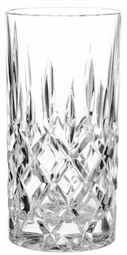 Transparentes Trinkglas mit facettiertem Diamantschliff-Muster und dickem Boden, freigestellt auf weißem Hintergrund, frontale Ansicht.