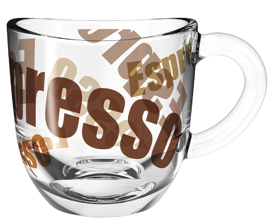 Transparente Espressotasse mit braunen und beigen Schriftzügen, seitliche Perspektive