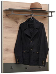 Garderobenpaneel aus Holz mit schwarzem Mantel und braunem Hut, seitliche Perspektive