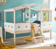 Spielbett in Hausform aus hellem Holz mit weißem Geländer, seitliche Perspektive