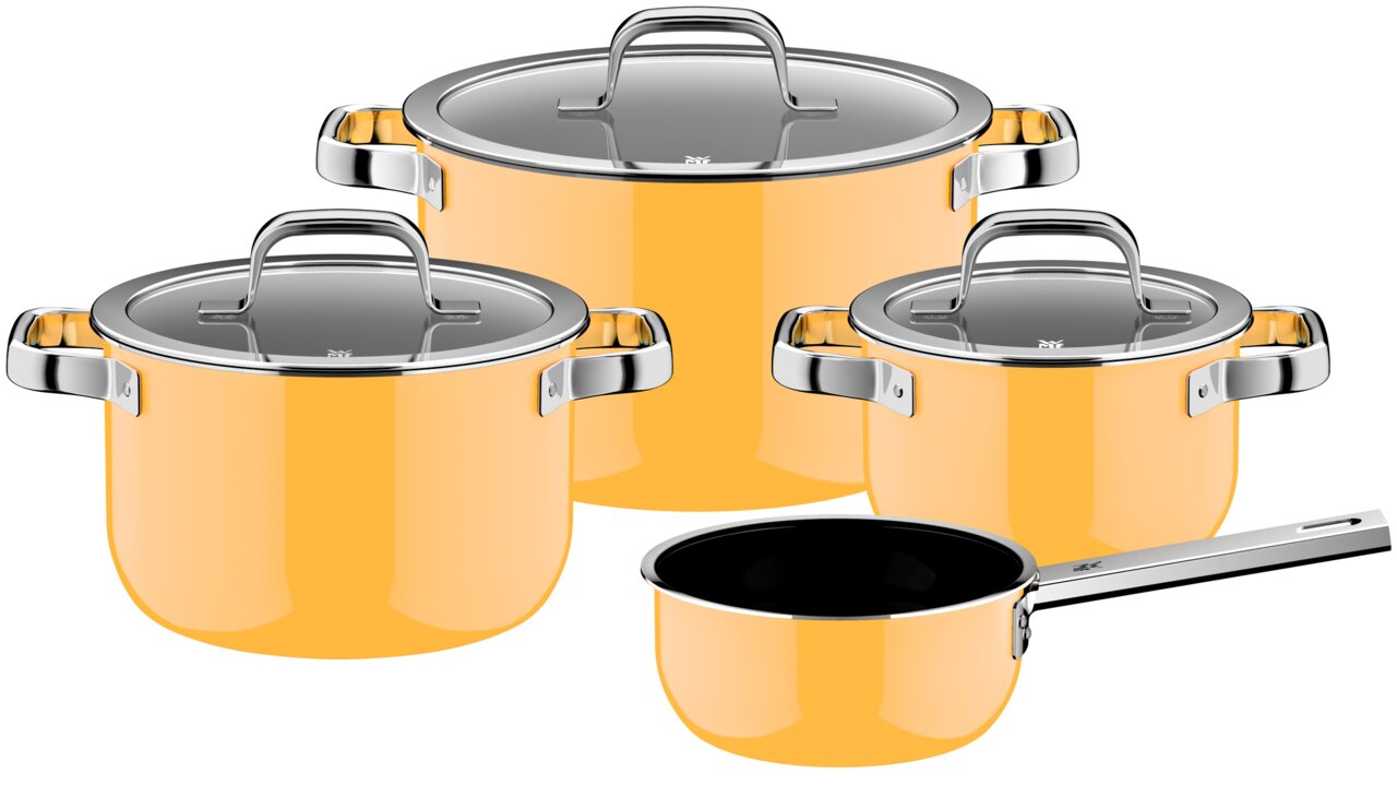 Vierdelige pannenset in mangogele kleur, bestaande uit drie pannen met deksels en een steelpan, gezien vanaf de voorkant.
