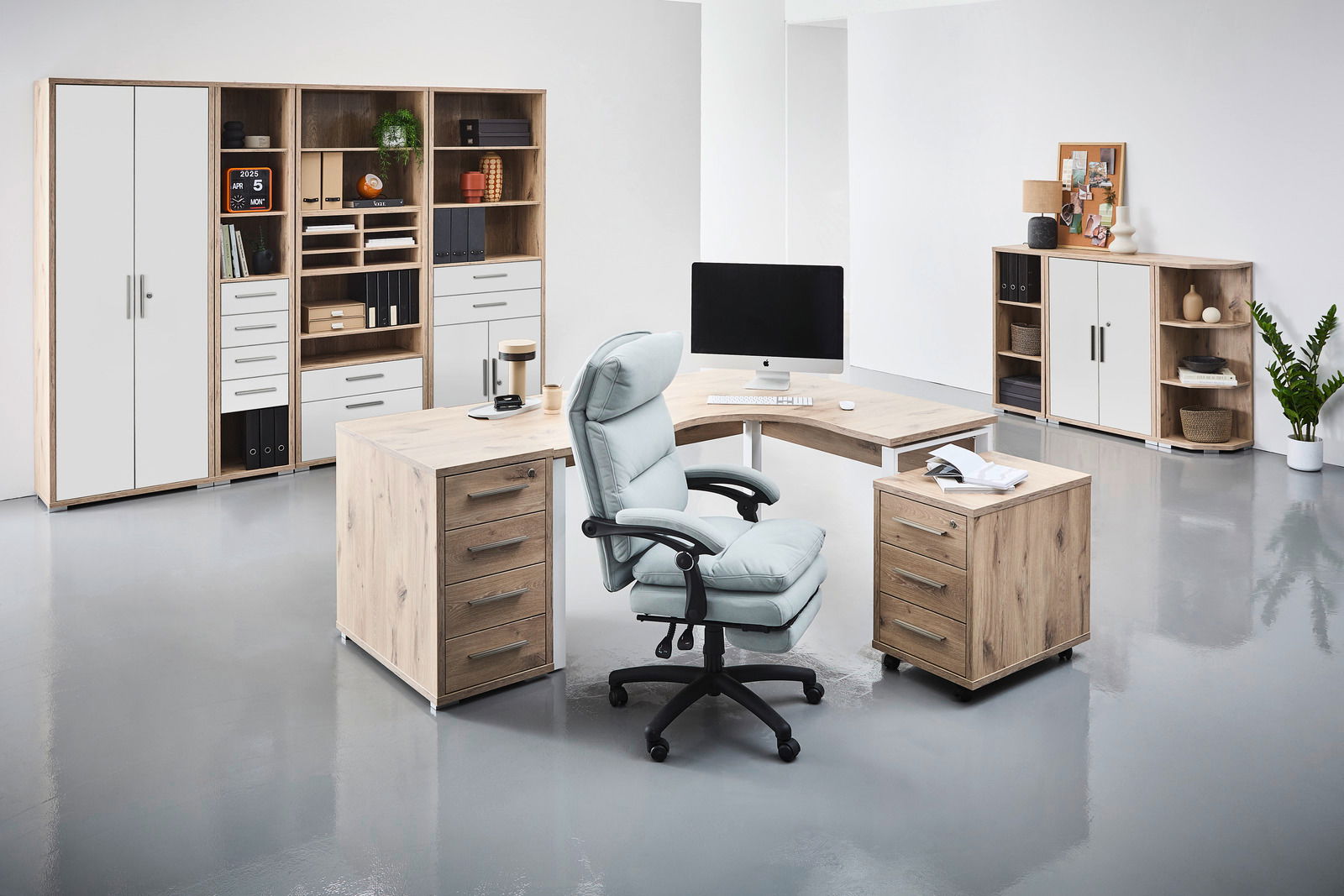 Voleo Anstellcontainer CONNECT Moderne Büroumgebung mit Eckschreibtisch, Rollcontainer und Regalen in Holzoptik, aus der Perspektive eines Betrachters im Raum.