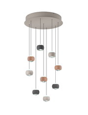 Moderne Pendelleuchte mit mehreren farbigen Lampenschirmen, von unten betrachtet.