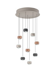 Moderne hanglamp met meerdere gekleurde lampenkappen, gezien van onderaf.