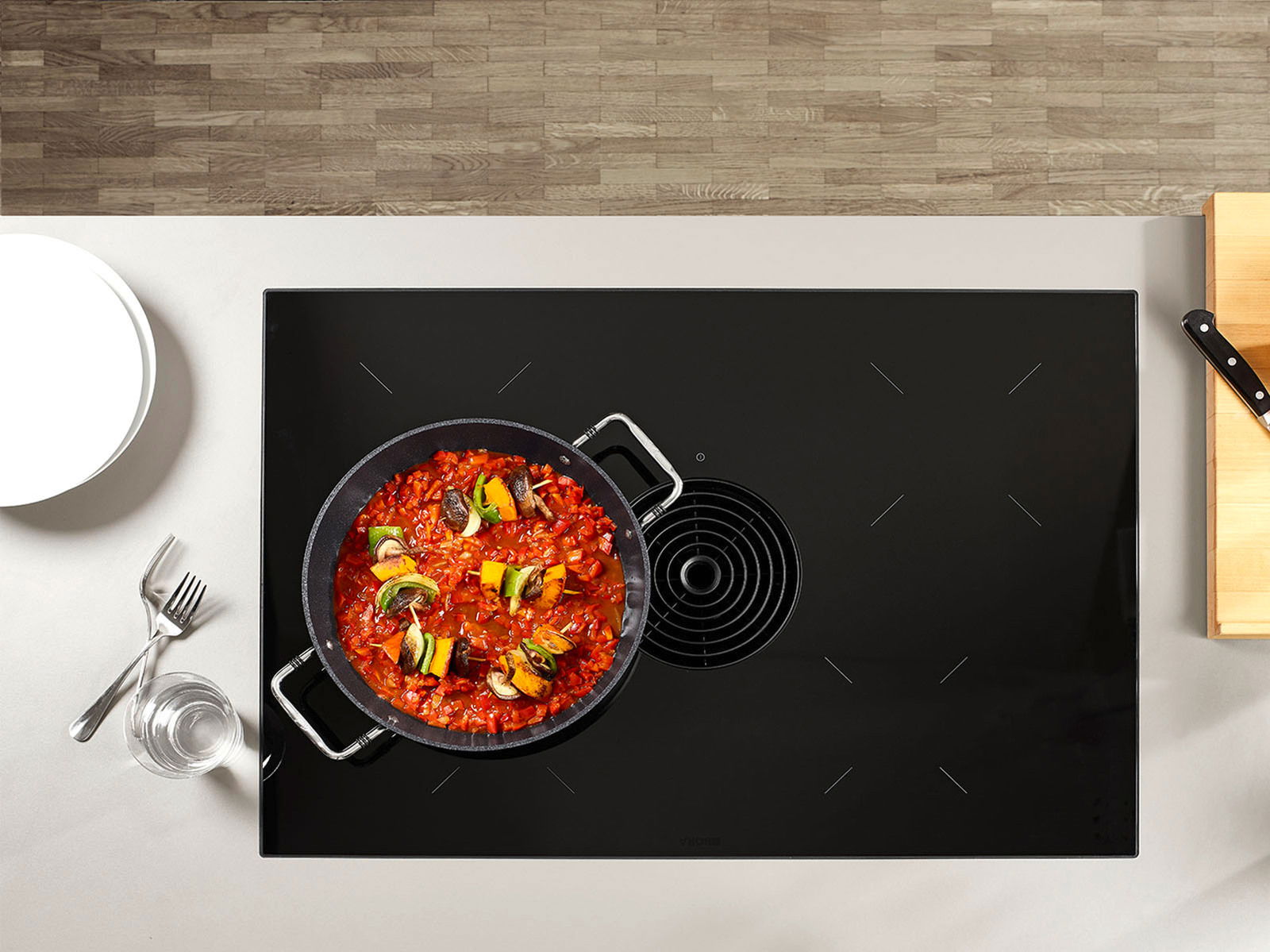 Servierpfanne mit Gemüsegericht auf einem Herd aus der Vogelperspektive