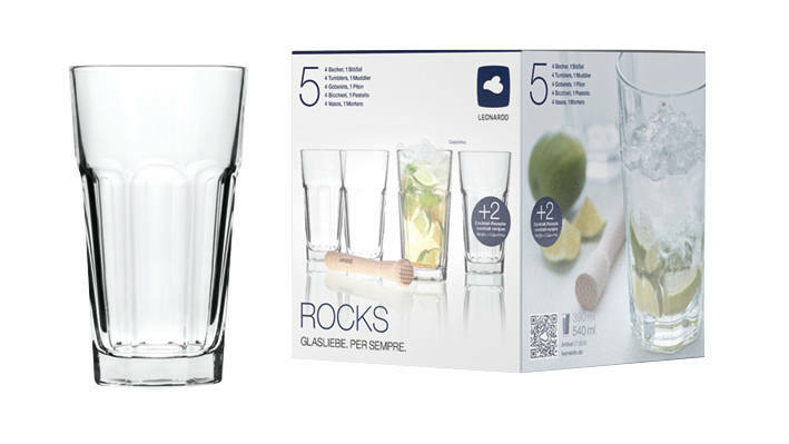 Ein einzelnes, klares Trinkglas aus einem 5-teiligen Glasset Rock, abgebildet aus der Seitenperspektive neben der Verpackung.