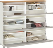 Weißes Schuhregal/Sideboard mit Holzoptik-Oberplatte und drei nach vorn aufgeklappten Klappen, Innenfächer sichtbar, Frontansicht leicht von oben.