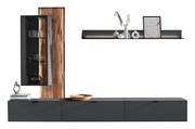 Moderne Wandkombination mit schwarzem Schrank, Holzrückwand und Regal mit Dekorationen, seitliche Perspektive