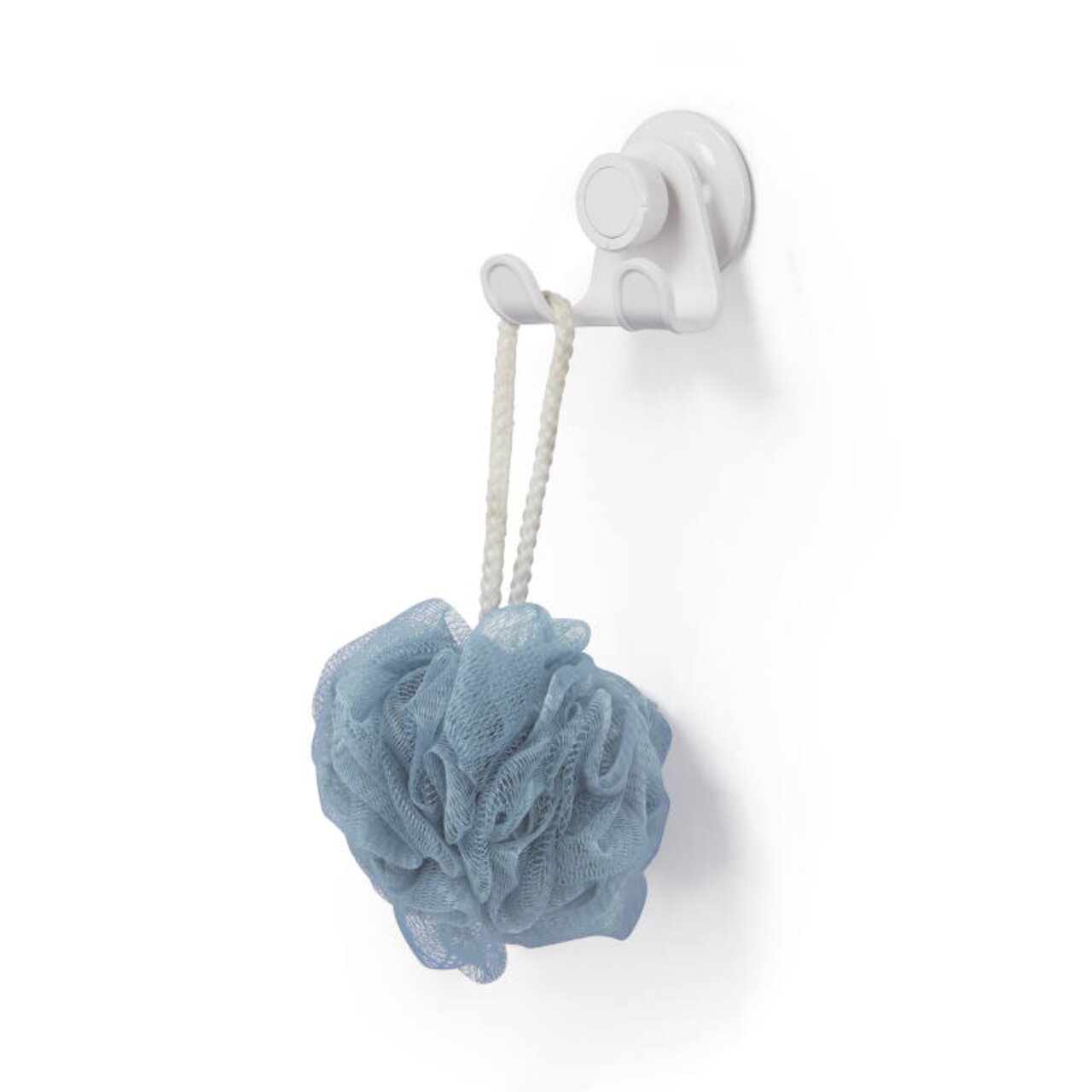 Witte Flex-dubbele haak met Gel Lock aan de muur, van opzij gefotografeerd, met een blauwe douchespons eraan.