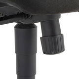 Nahaufnahme eines Drehstuhls mit Fokus auf die Höhenverstellung und den Gasdruckfedermechanismus.