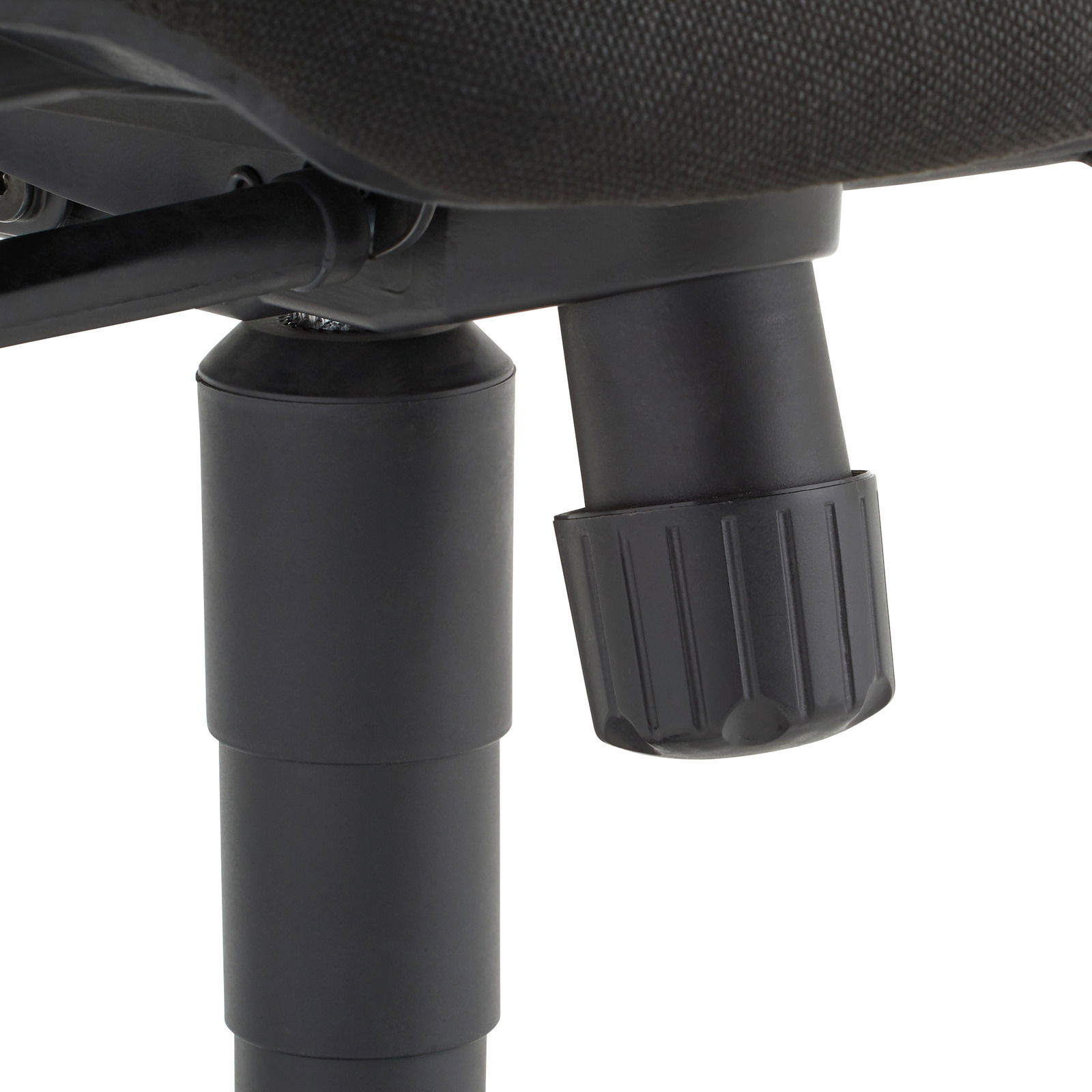 Nahaufnahme eines Drehstuhls mit Fokus auf die Höhenverstellung und den Gasdruckfedermechanismus.