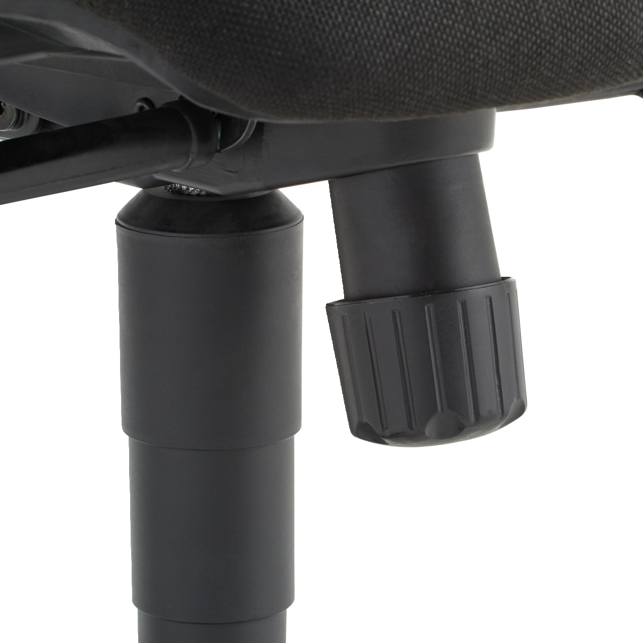 Nahaufnahme eines Drehstuhls mit Fokus auf die Höhenverstellung und den Gasdruckfedermechanismus.